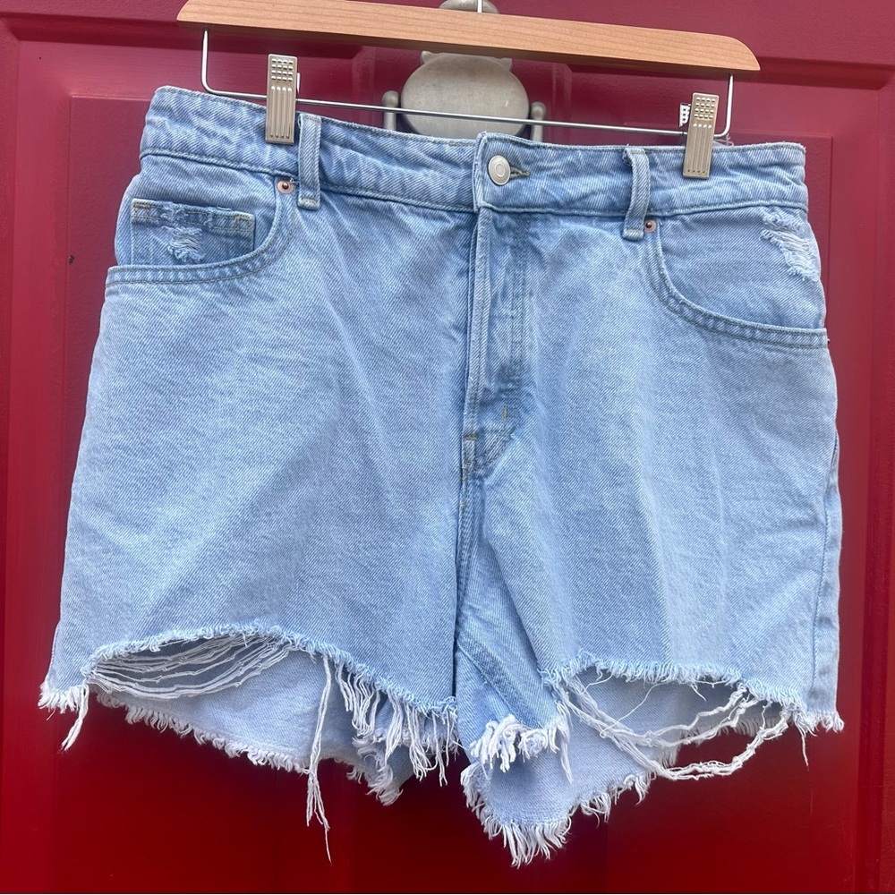 H&M soft denim distressed jean shorts size 10
